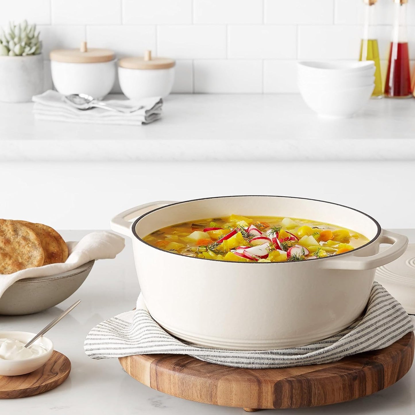 Amazon Basics Cast Iron Dutch Oven Pot with Lid, Enameled, Round, Dual Handles, Heavy-Duty, Medium, 6-Quart, White