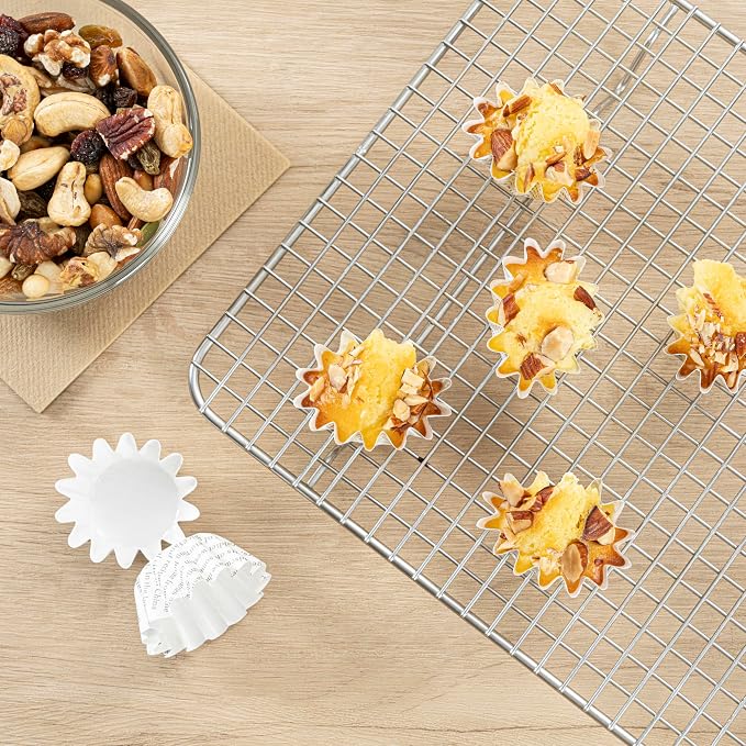 Restaurantware 0.4 oz Round Paper Newsprint Mini Baking Cup, 200 Pack - Image 8